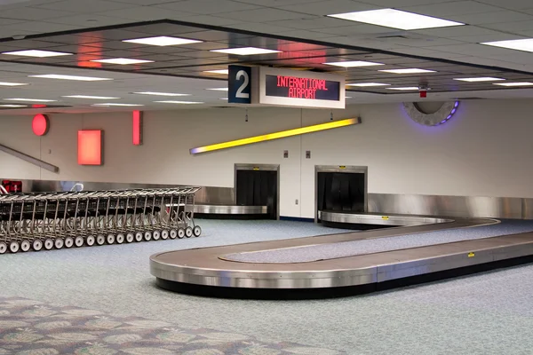 Nemzetközi repülőtér buggage állítás — Stock Fotó