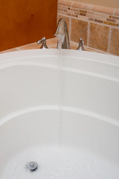 Banheira de água de torneira aberta Jacuzzi vertical Imagens De Bancos De Imagens