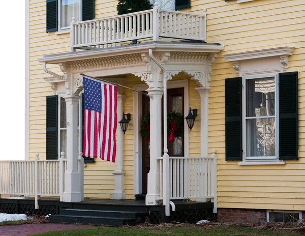 Hauseingang mit amerikanischer Flagge Stockbild