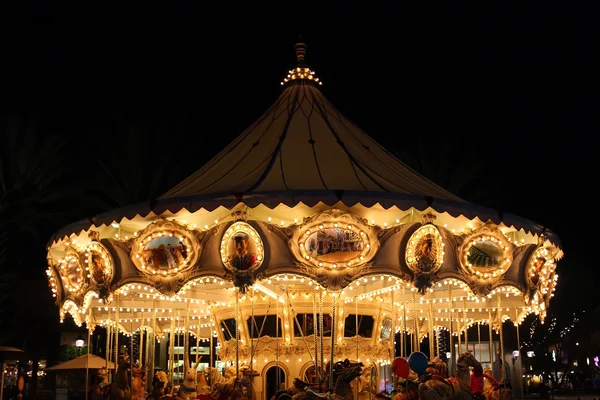 Gece eğlence parkı carousel — Stok fotoğraf