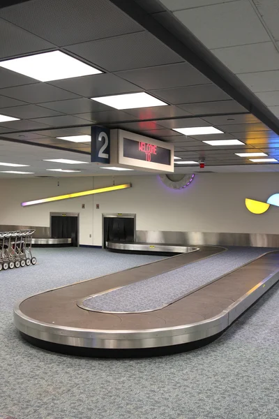 Függőleges repülőtéri poggyász kereset körhinta — Stock Fotó