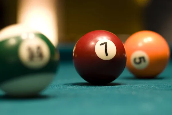 Três bolas de bilhar em uma mesa de bilhar — Fotografia de Stock