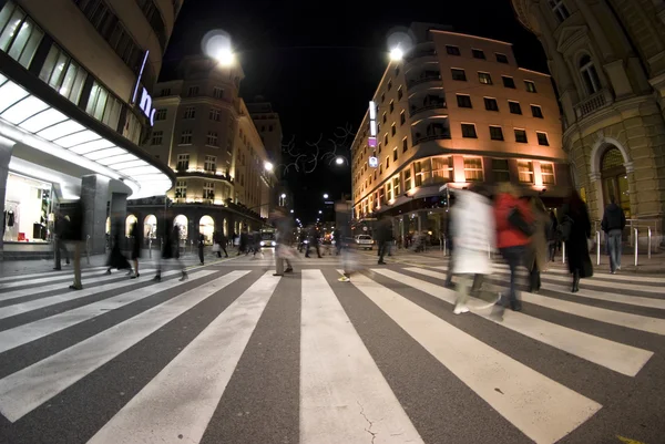 Cebra peatonal cruzando en calle concurrida — Foto de Stock