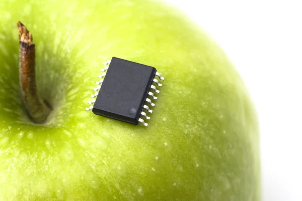 Zelené jablko detail s mikročipem — Stock fotografie