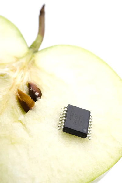 Mikrochip auf Apfel — Stockfoto