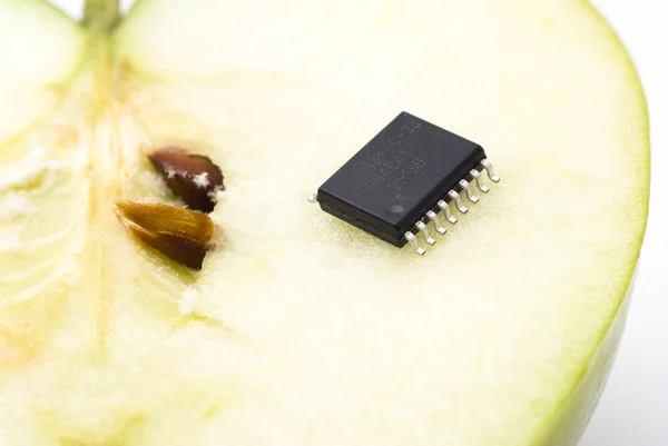 Microchip en manzana — Foto de Stock