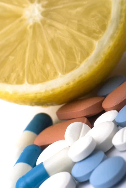 Tabletták és gyümölcs — Stock Fotó
