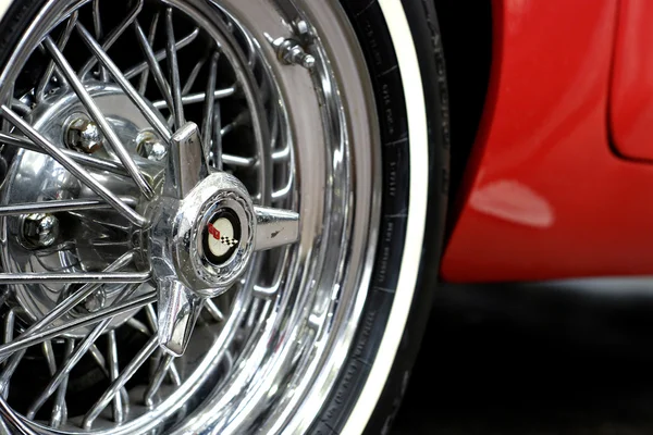 Neumático de un coche deportivo — Foto de Stock