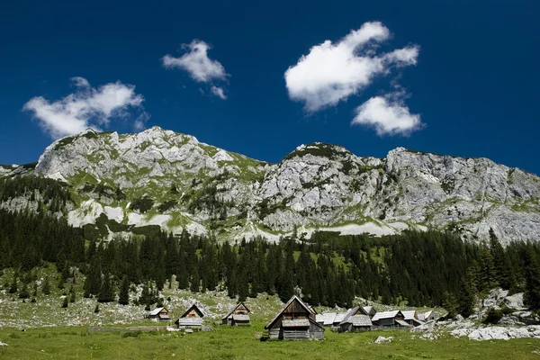 Aldeia de montanha na Eslovénia — Fotografia de Stock