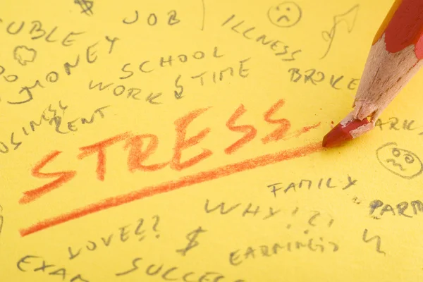 Palabra de estrés escrito con lápiz de color rojo que se rompió — Foto de Stock