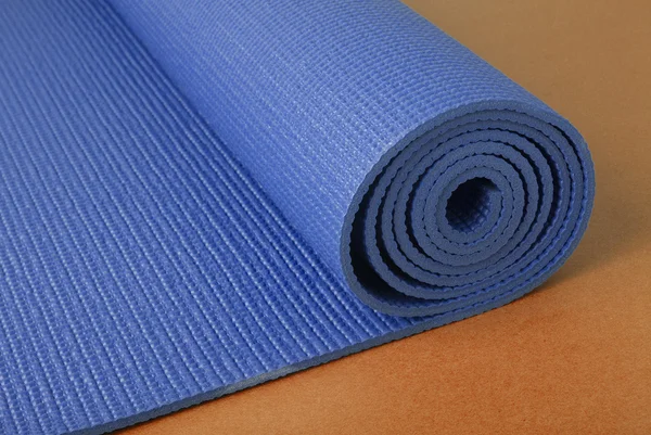Синий коврик для йоги на апельсине — стоковое фото