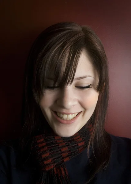 Smějící se ženu na červené — Stock fotografie