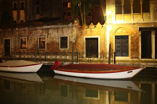 Две лодки ночью в Венеции, Италия — стоковое фото
