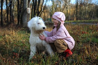 Köpekli kız.