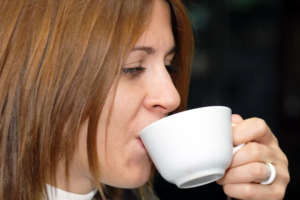 Feminino desfrutando de uma xícara de café — Fotografia de Stock