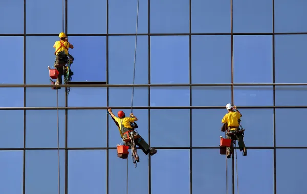 Homens lavando janelas em altura — Fotografia de Stock