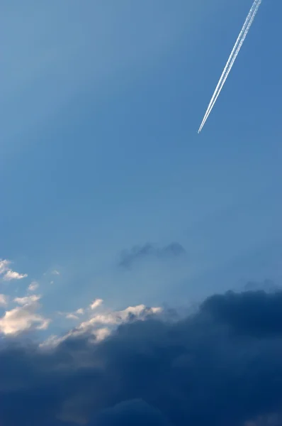 Літак на великій висоті — стокове фото