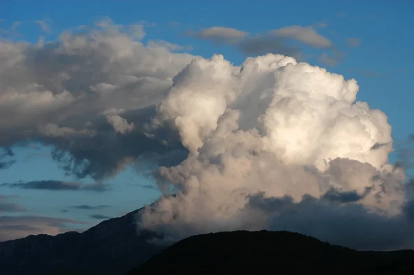 Nuvens tempestuosas perigosas — Fotografia de Stock