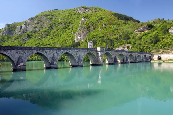 Ponte de pedra velha em Visegrad Fotos De Bancos De Imagens