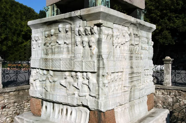 Figures on the base of obelisk — Stock Photo, Image