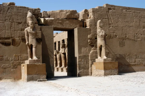 Socha v starověký chrám karnak — Stock fotografie