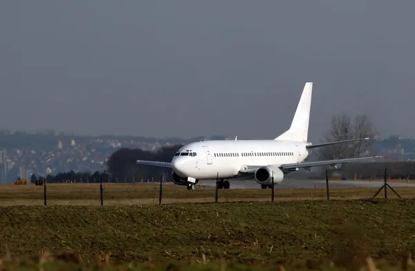 Passenger airplane on the runway — Stock Photo, Image