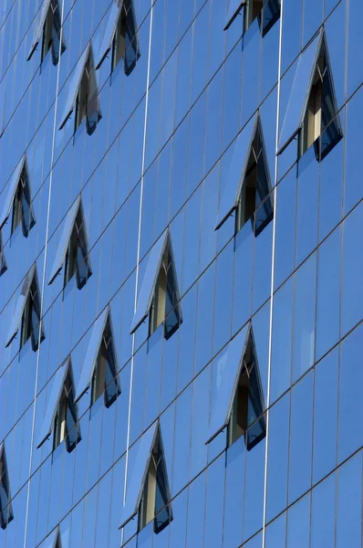 Odlesky okna moderní mrakodrap — Stock fotografie