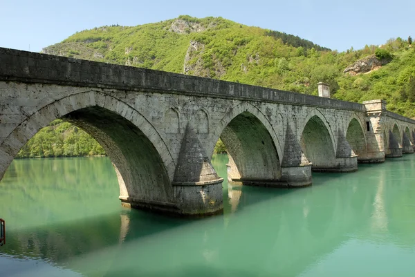 Ponte de pedra velha em Visegrad — Fotografia de Stock