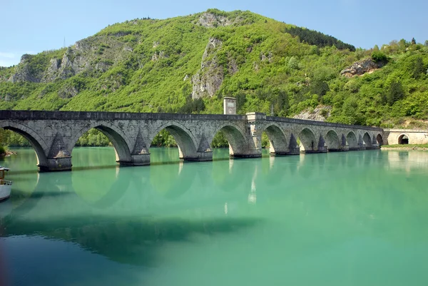 Ponte de pedra velha em Visegrad — Fotografia de Stock