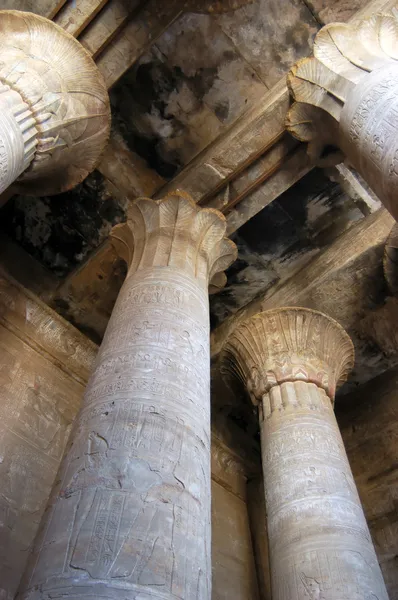 Εσωτερικό σε αρχαίο ναό του Θεού horus — Φωτογραφία Αρχείου