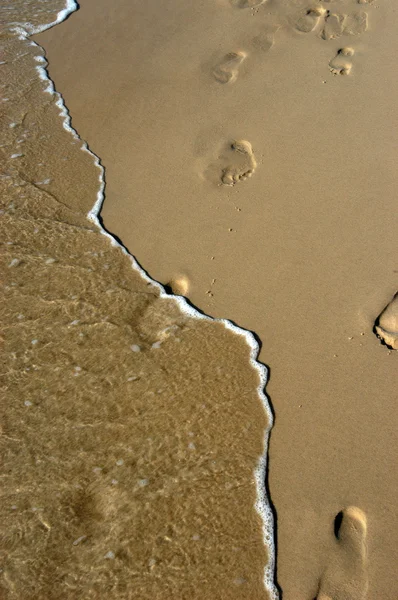 Шаги в песке — стоковое фото