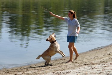 Genç attracive kadın ve köpeği