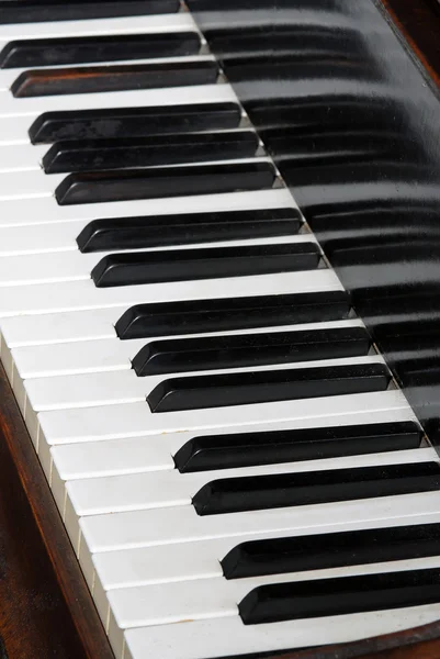Крупный план фортепианных клавиатур — стоковое фото