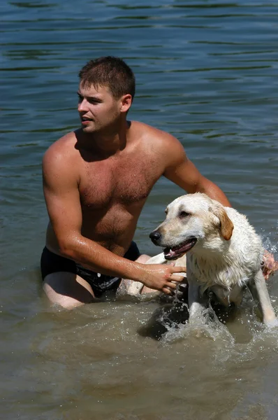 Красивий чоловік зі своїм собакою — стокове фото