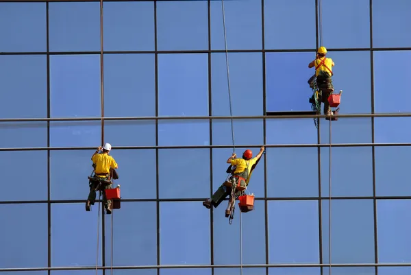Hommes lavant les fenêtres en hauteur — Photo