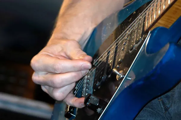 Guitarrista tocando guitarra — Fotografia de Stock