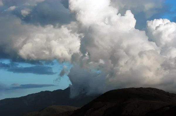 Burza z piorunami chmury nad górskim — Zdjęcie stockowe
