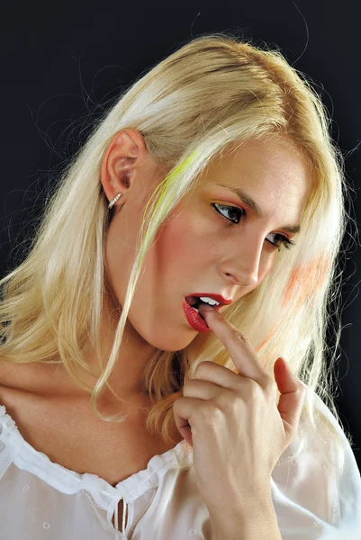 Jonge aantrekkelijke vrouwelijke blonde schoonheid — Stockfoto