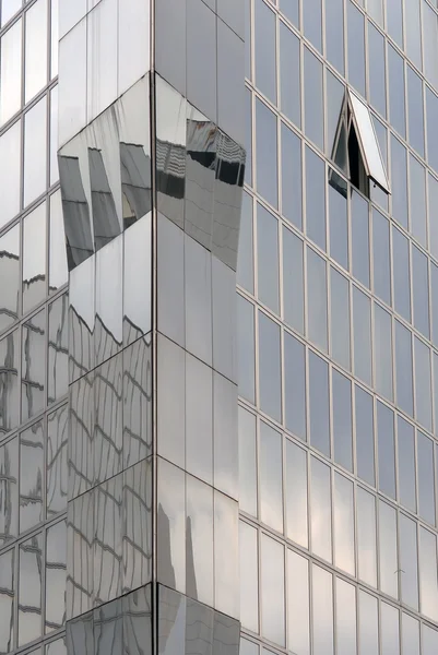 Reflexos modernos da janela do arranha-céu — Fotografia de Stock