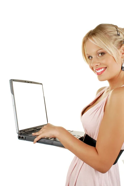 Jeune attrayant femelle exploitation ordinateur portable — Photo