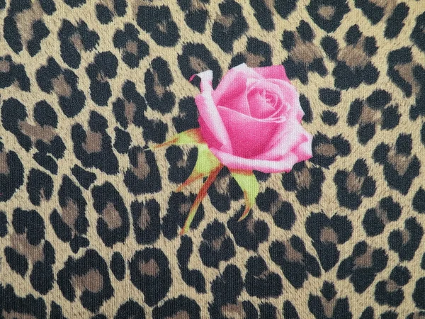 Tejido de leopardo con rosa —  Fotos de Stock