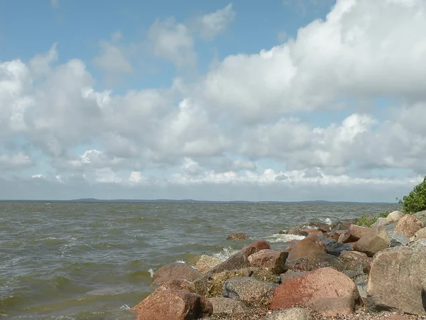 Mar, piedras y cielo nublado —  Fotos de Stock