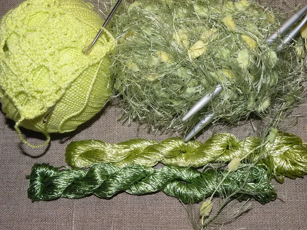 Вязание и вязание — стоковое фото