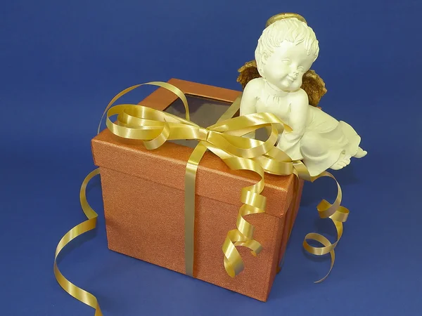 Confezione regalo e angelo — Foto Stock