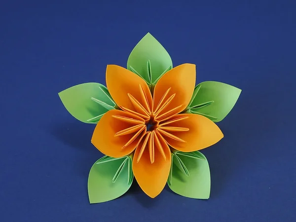 オレンジ色の折り紙の花 — ストック写真