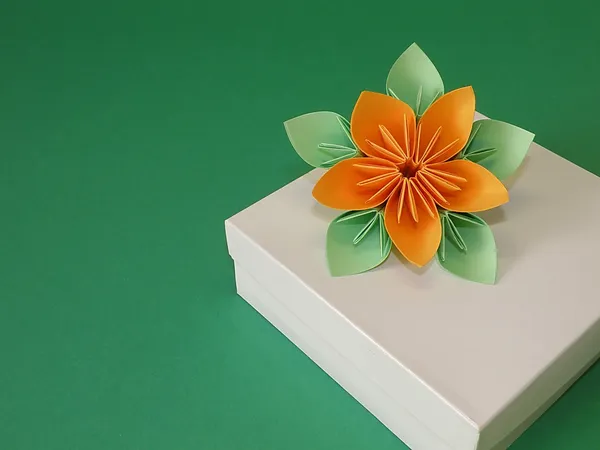 Подарочная коробка и цветок оригами — стоковое фото