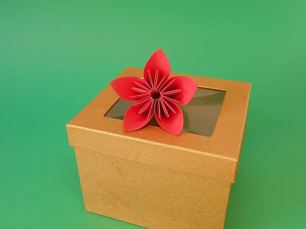 Подарочная коробка и цветок оригами — стоковое фото