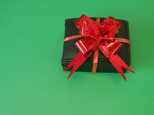 Confezione regalo e nastro rosso — Foto Stock