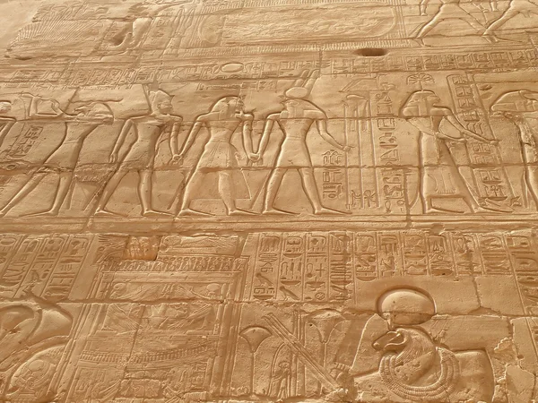 Egipski hieroglyps w świątyni karnak — Zdjęcie stockowe