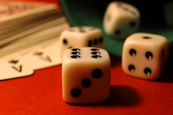 Jugando cubos y cartas —  Fotos de Stock